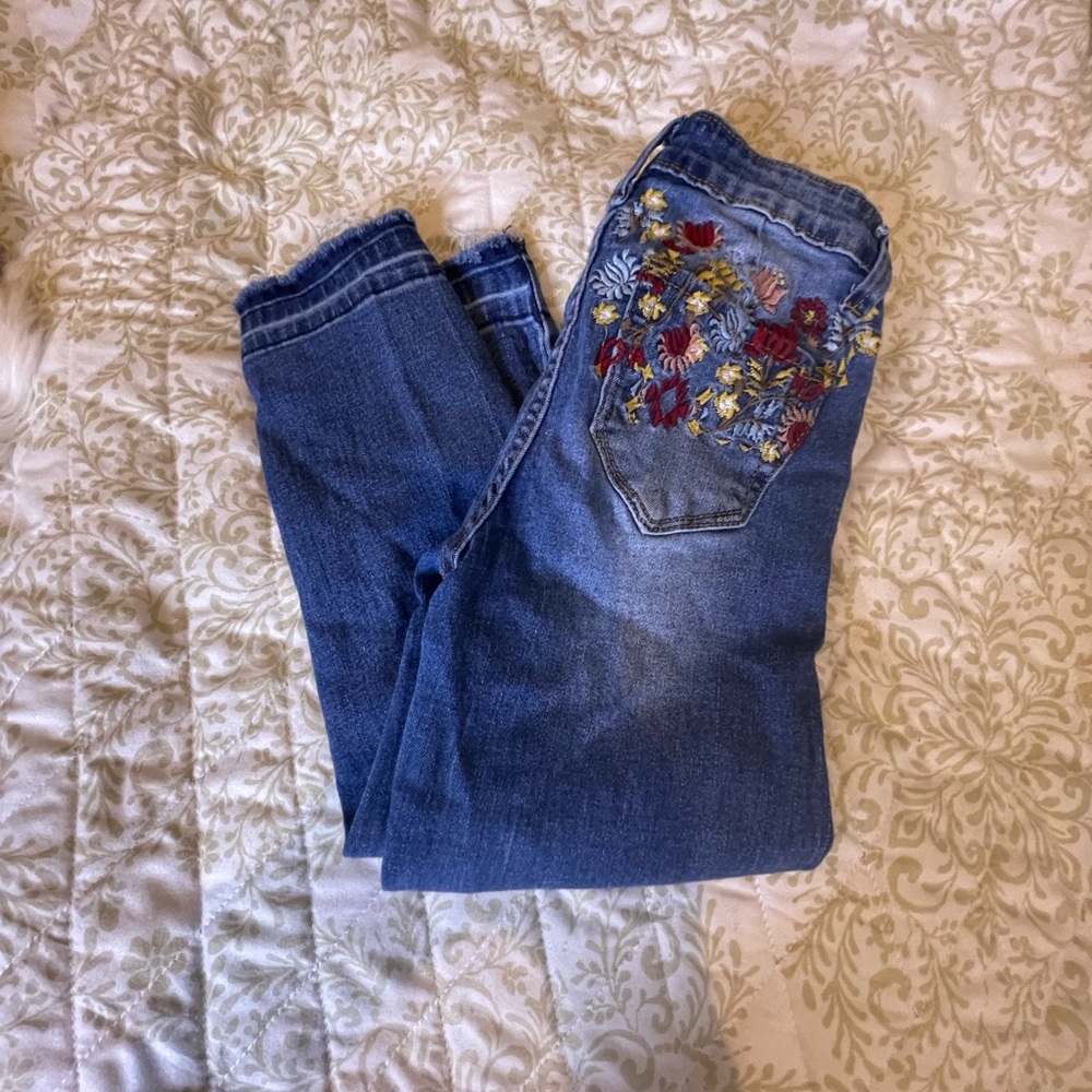 🌸 Jessica Simpson Girls Embroidered Vintage Cropped Straight Jeans

Size 7